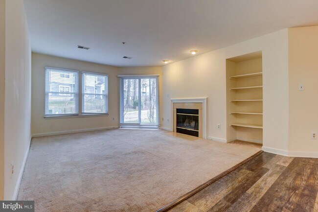 Building Photo - 3301 Sir Thomas Dr