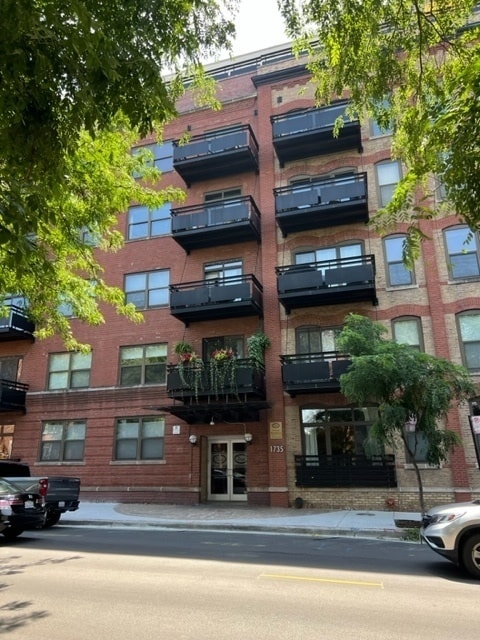 Primary Photo - 1735 W Diversey Pkwy
