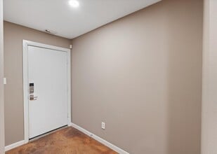 Building Photo - 2922 Crawford St