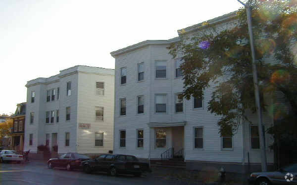 Building Photo - 132-138 S Common St