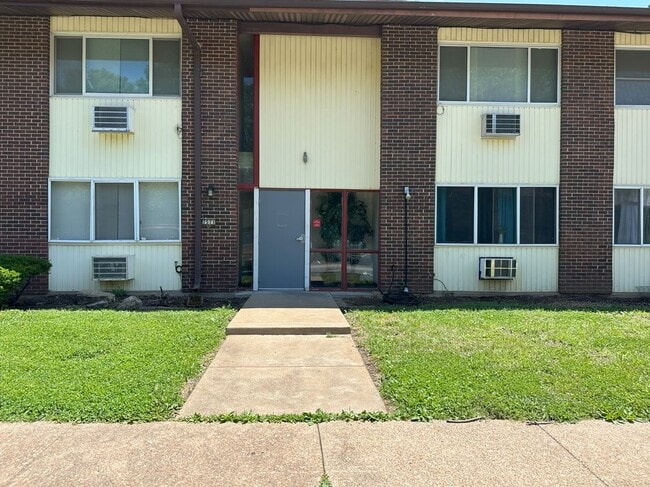 Building Photo - 7571 Hazelcrest Dr