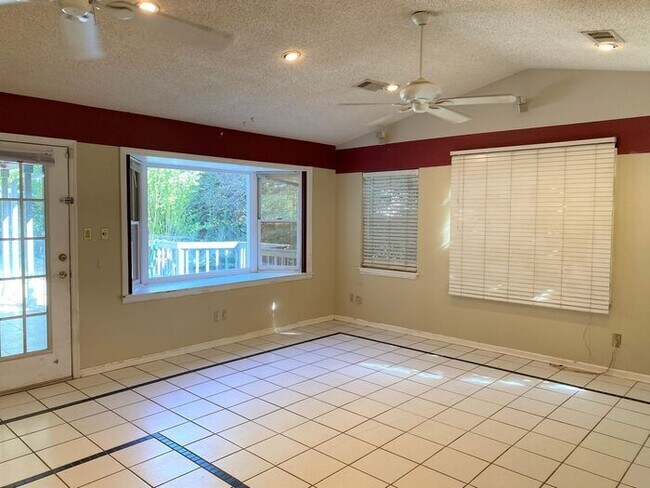 Building Photo - 202 Debra Dr