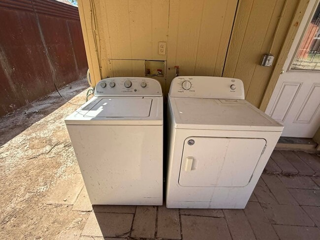 Foto del edificio - 1137 E Adelaide Dr