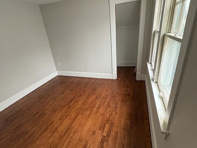 Foto del edificio - Renovated Duplex — 2 & 3 Bedroom Units in ...