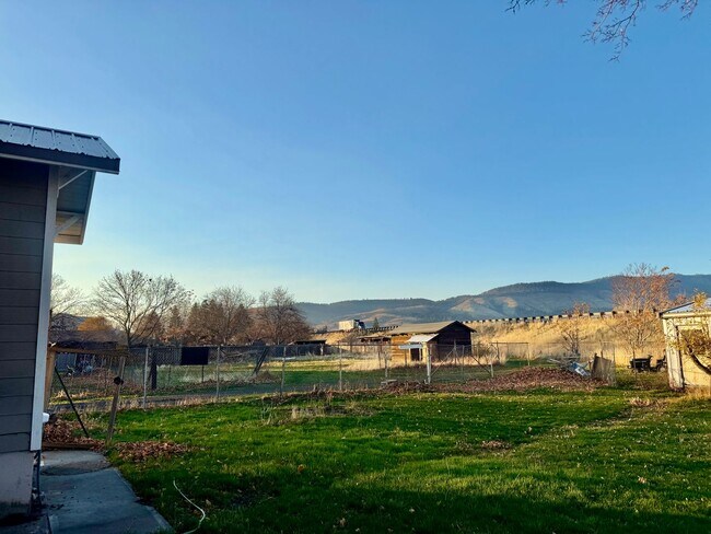 Foto del edificio - 1801 Russell Ave