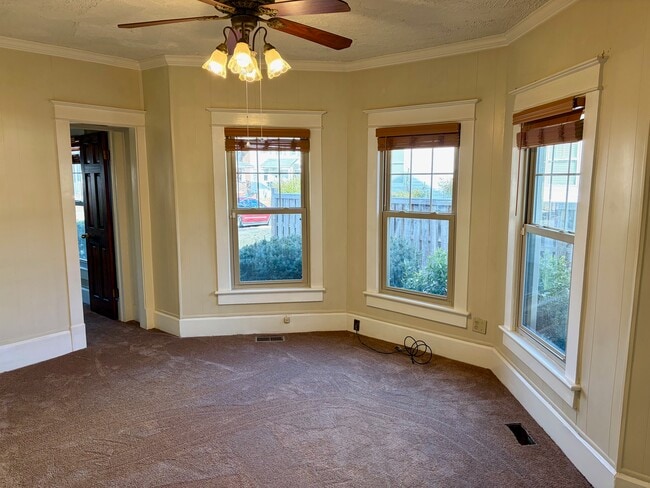 Building Photo - 125 E 39th St