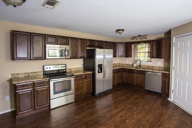 Building Photo - Charming 3-Bedroom Home Near Downtown Pens...