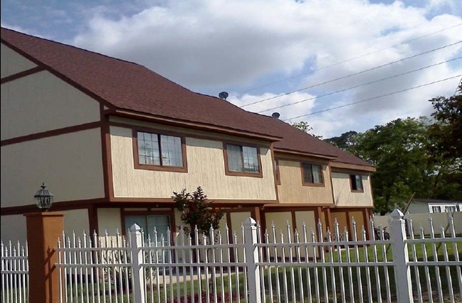 Building Photo - Pine Grove Townhomes