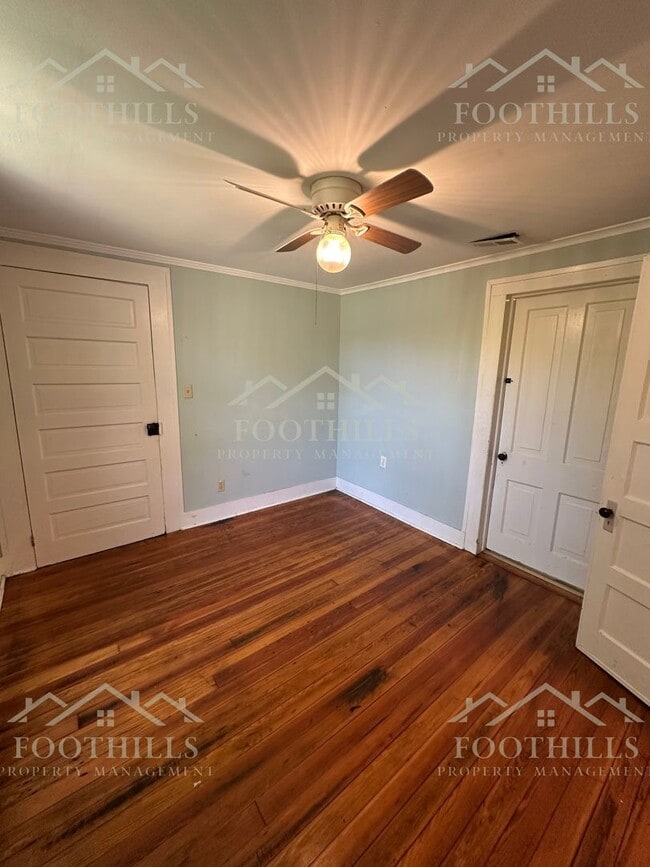 Foto del edificio - Charming 4-Bedroom Single Family House Nea...