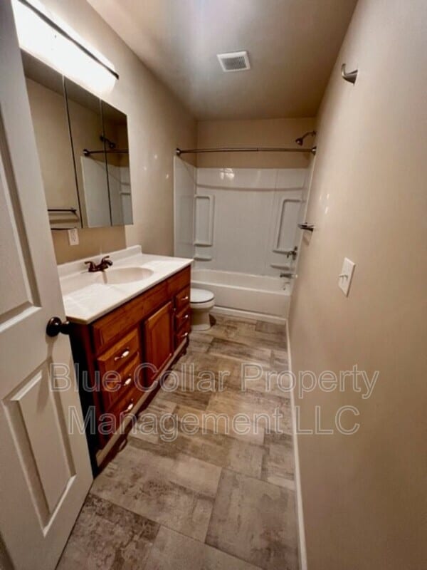 Building Photo - 213 Locust St