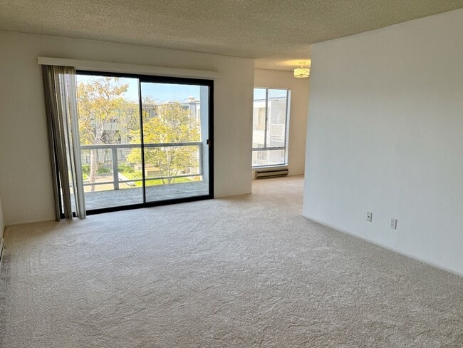Building Photo - Full Size One Bedroom with Top Floor Privacy