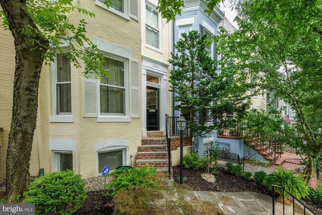 Foto del edificio - 2229 Hall Pl NW