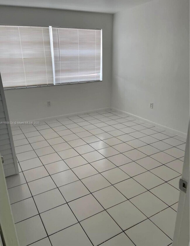 Foto del edificio - 621 S Royal Poinciana Blvd