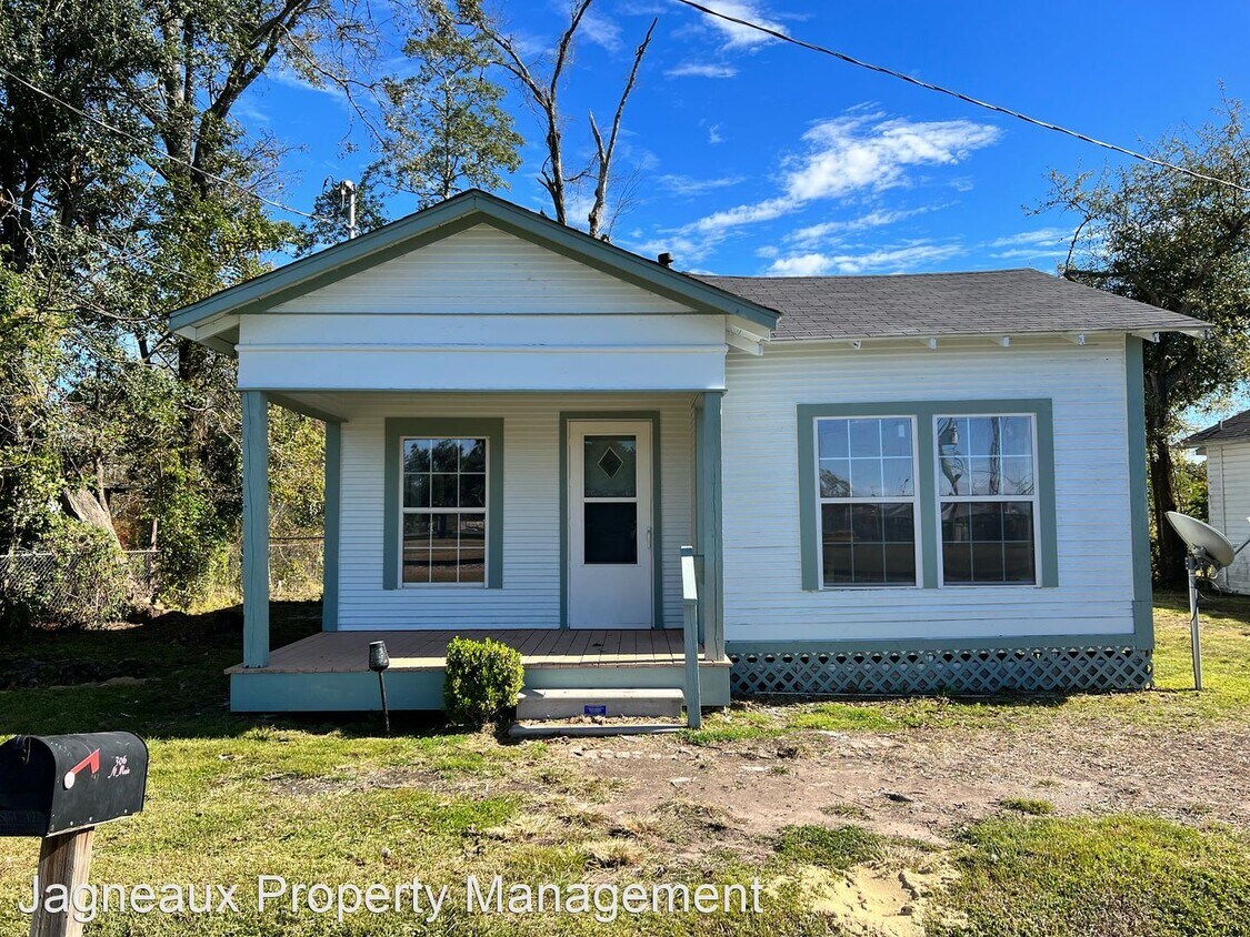 2 br, 1 bath House 306 N Main St House Rental in DeQuincy, LA