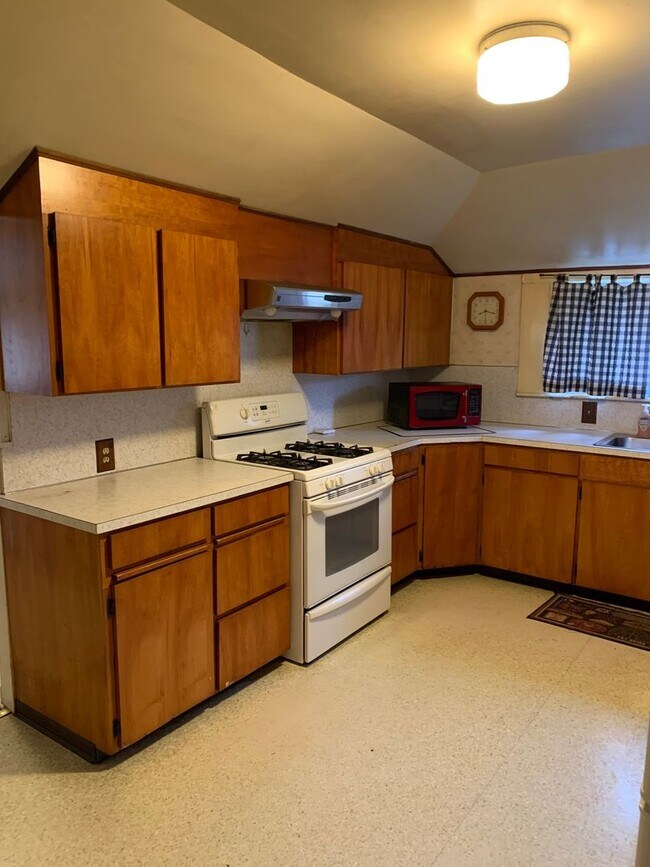Building Photo - Charming Vintage Farm Home w/4 bedroom, 2 ...