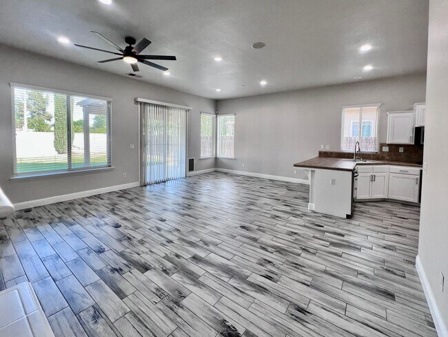 Foto del edificio - $2,995 - Fowler & Church, Spacious 3 Bedro...