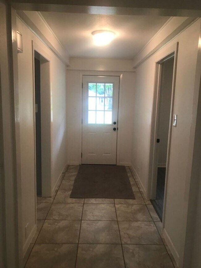 Foto del edificio - RECENTLY REMODELED BIG 4 BEDROOM 2 BATH LE...
