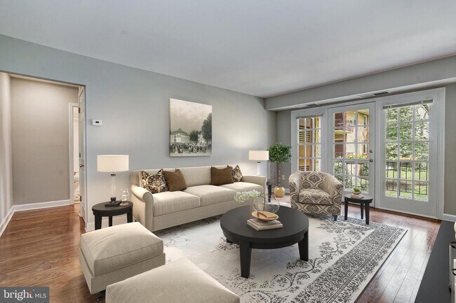 Building Photo - 3800 Lyndhurst Dr