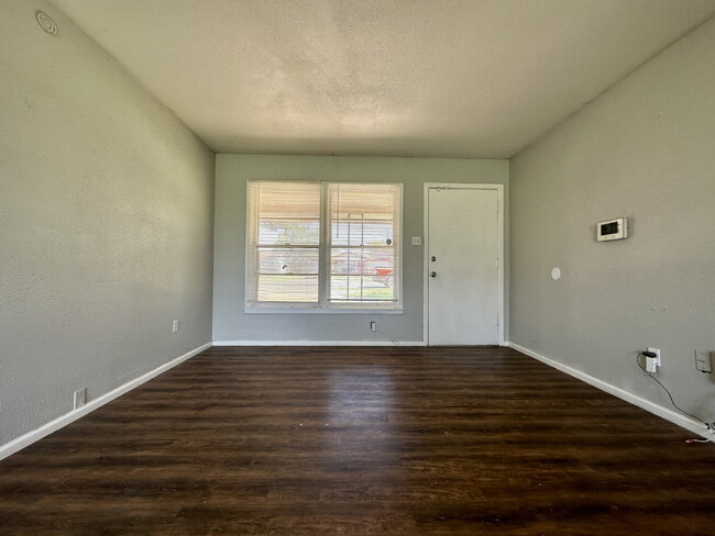 Foto del edificio - Updated Home with Gorgeous Floors & Large ...