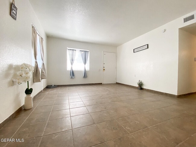 Foto del edificio - 4700 Maxwell Ave