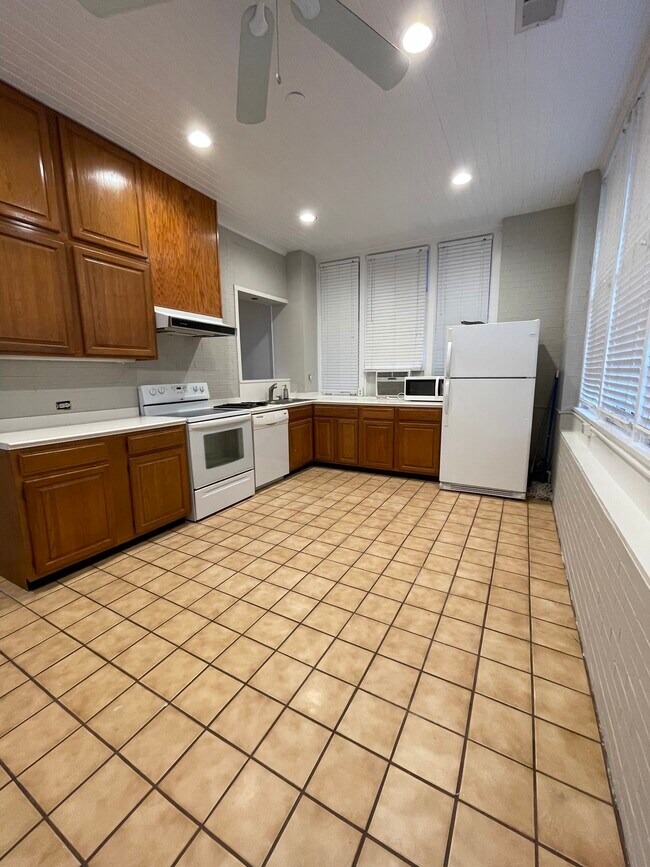 Building Photo - 2710 Niazuma Ave S
