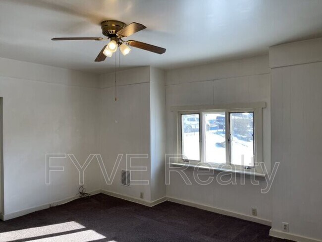 Building Photo - 2432 Lynnbrook Ave