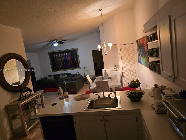 Foto del edificio - 4720 NW 102nd Ave