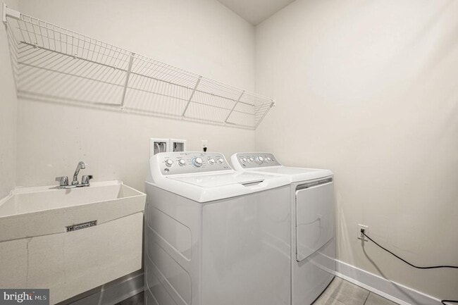 Building Photo - 127 Gaslight Aly