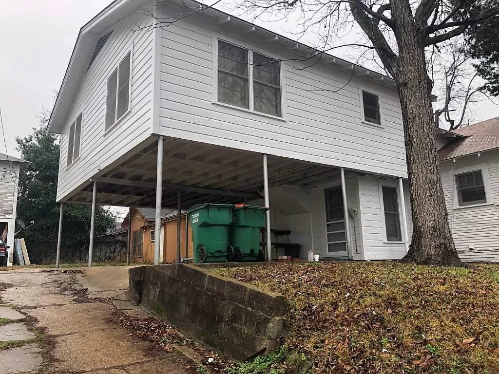 Primary Photo - 512 W Elk St