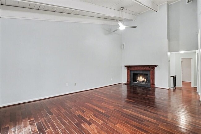 Building Photo - 3813 Paces Ferry W