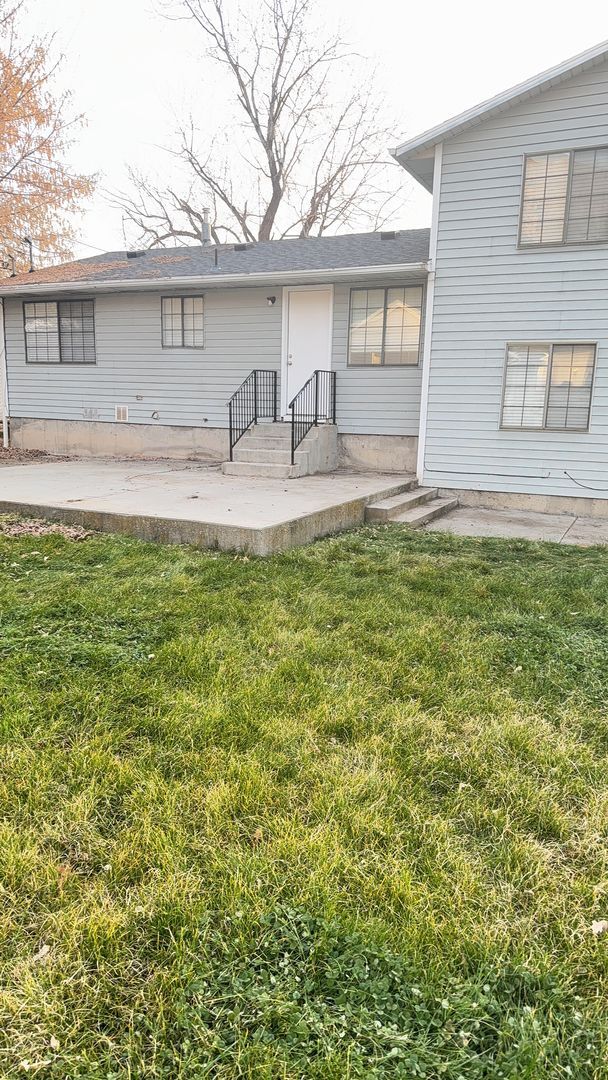 Building Photo - Beautiful home with lots of parking and central air