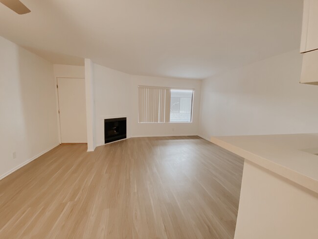 Building Photo - 15051 Moorpark St