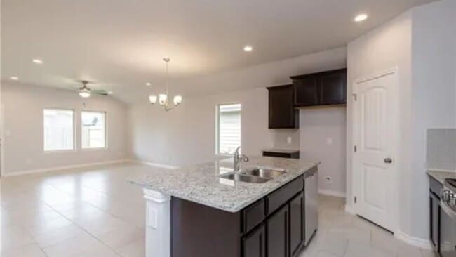 Foto del edificio - For Rent Half off Deposit Holiday Special