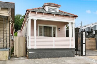 Building Photo - 2226 Burgundy St