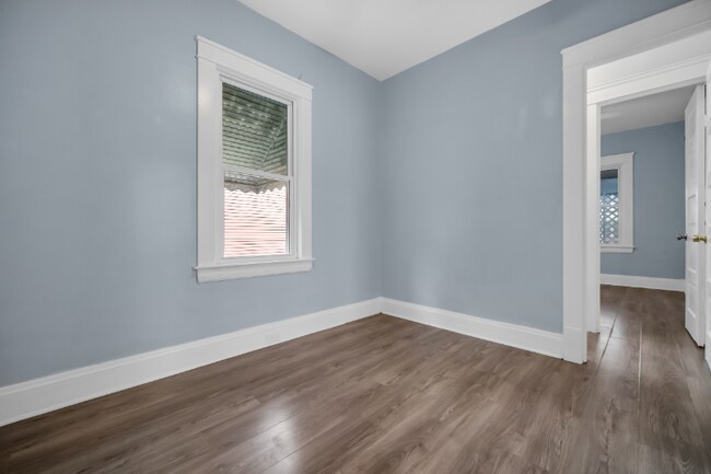 Foto del edificio - 2826 E 124th St