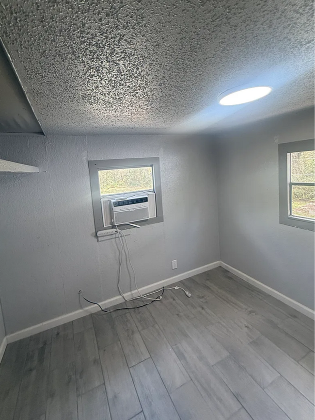 Foto del edificio - All utilities included. 2 Bedrooms. Lawn care included