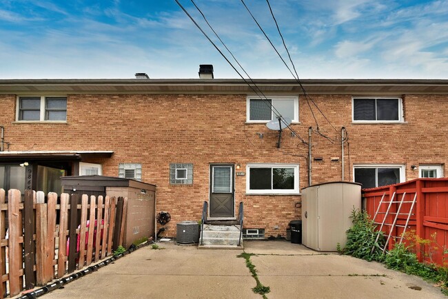 Foto del edificio - 9843 Garden Ct