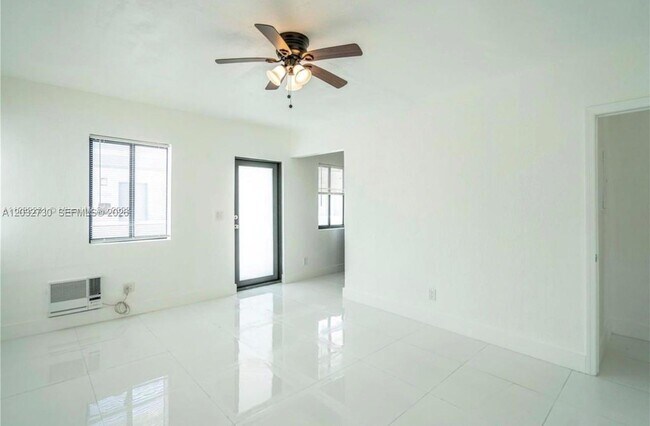 Foto del edificio - 7935 Crespi Blvd