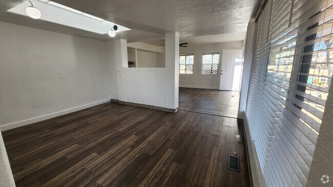Building Photo - 2355 S Hooker Way
