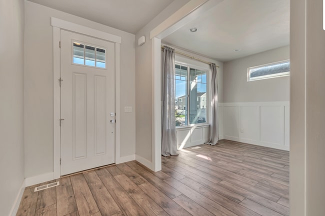 Building Photo - Spacious 6-Bedroom Home in the Heart of Vi...