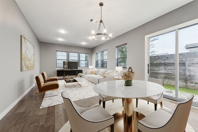 Foto del edificio - 12025 Royal Oaks Run Dr