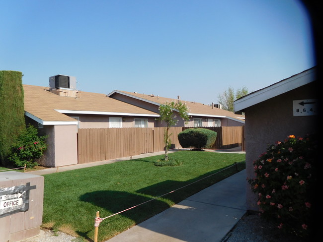 Foto del edificio - Desert Oasis Apartments