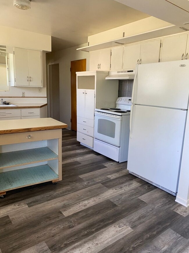 Building Photo - 2608 Cardinal Dr
