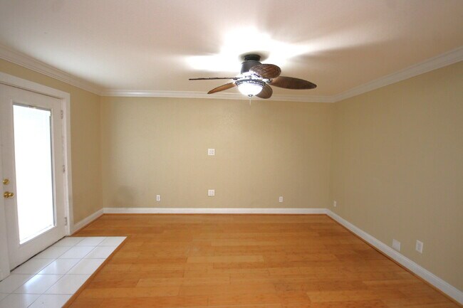 Foto del edificio - Waterfront Condo Living in East Hill with ...