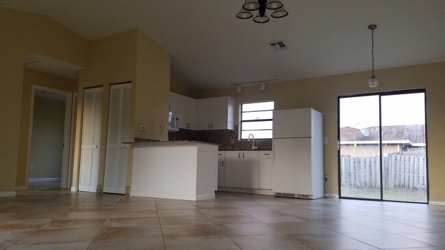 Foto del edificio - 465 NW Bayshore Blvd