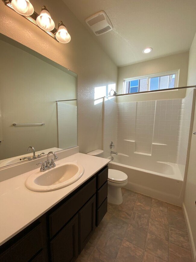Building Photo - LIKE NEW!!!   4 Bedroom 3 Bath Home for Re...