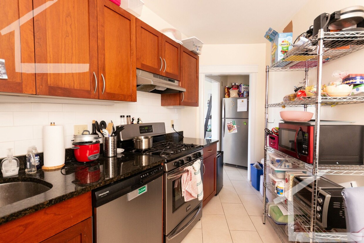 Primary Photo - Beautifully renovated 3 bedroom unit in Al...