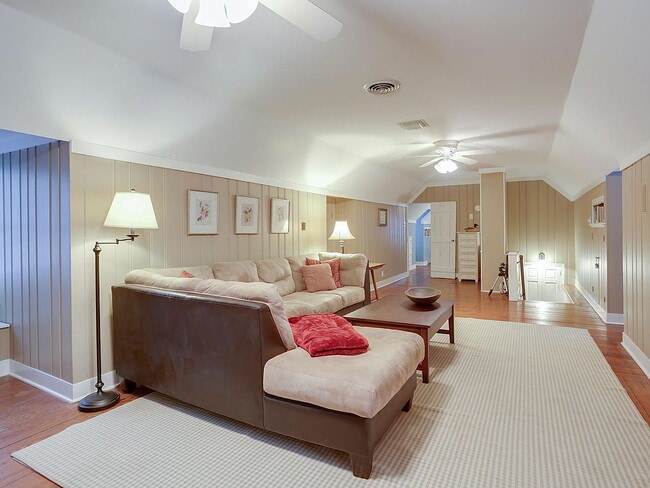 Foto del edificio - "Charming 3-Bed Home with Granite Elegance...