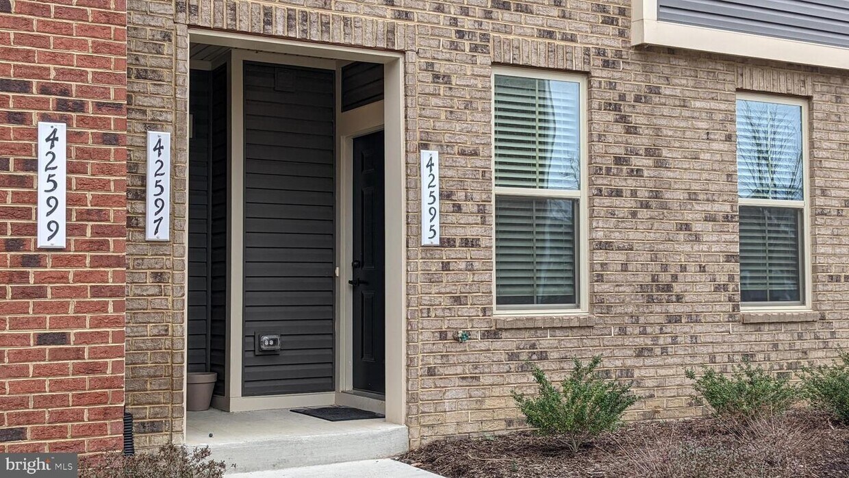 42595 Burbank Terrace, Sterling, VA 42704 Townhome Rentals in