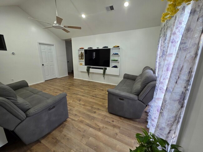 Foto del edificio - 1702 Cypress Ln